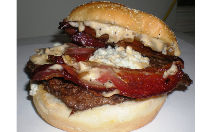 Appagantissimo cheeseburger al prosciutto e fiordilatte