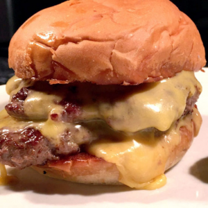 Cheeseburger prosciutto e fiordilatte per leccarsi i baffi!