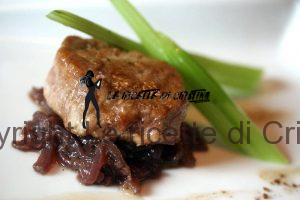 maiale brasato con teglia di taccole e cipolle