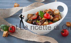 Panzanella croccante con salsiccia e olive taggiasche