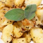 filetti di pesce persico con patate, cipolle e salvia