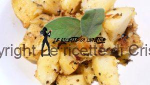 filetti di pesce persico con patate, cipolle e salvia