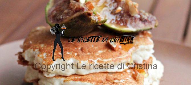 Ricetta dei pancakes con caprino e marmellata di fichi