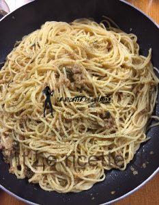 spaghetti alici, capperi all'olio e pane raffermo