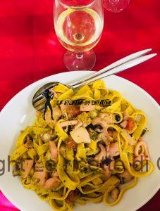 tagliatelle all'uovo con seppie, pomodorini confit e pesto di basilico e pistacchi