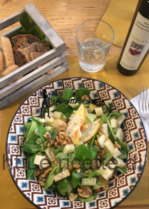 insalata noci, pere e pecorino con pane alle noci
