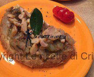 Bruschetta indivia, pollo e pinoli