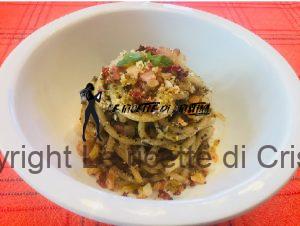 Pici al pesto di olive nere e noci con briciole, guanciale e peperoni cruschi