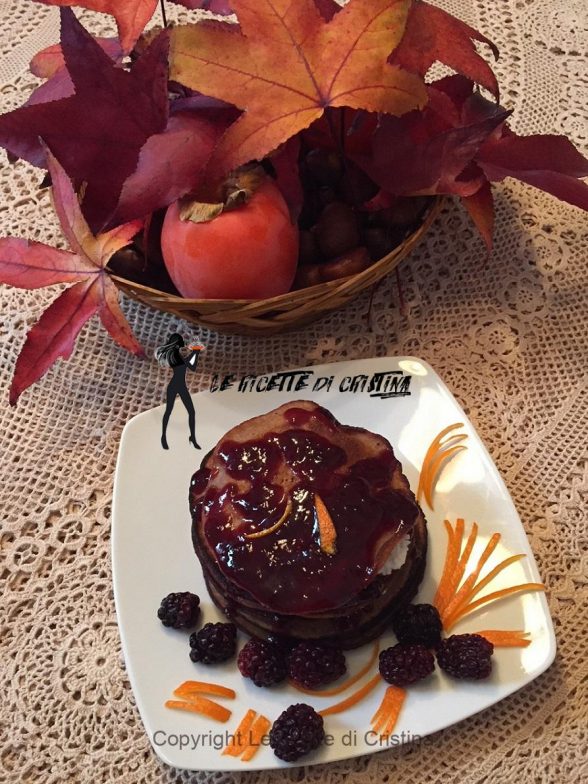 Ricetta dei pancakes di castagne con caprino e composta di more Ricetta dei pancakes di castagne con caprino e composta di more