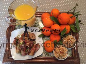 Porridge alle nocciole con fagottini di frutta esotica al bacon