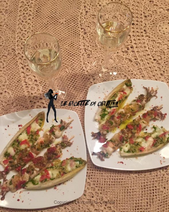 Ricetta degli spiedini di pesce al forno con barchette d’indivia belga Ricetta degli spiedini di pesce al forno con barchette d’indivia belga