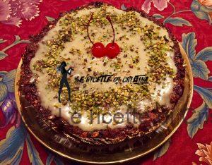 Torta di orzo e avena all'arancia fichi e zenzero con ganache di cioccolato bianco e pistacchi
