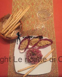 Tartare di tonno rosso con olio al rosmarino, hummus e pinoli