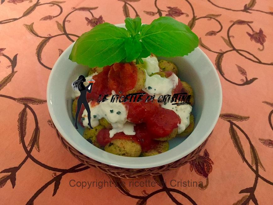 Polpettine di pesce persico e porri con crema di pomodoro e stracciatella