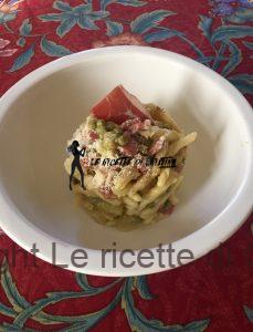 Strozzapreti co piselli, patate, speck e crema all'aglio