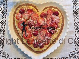 Torta con crema frangipane al cocco, fragole e crumble di amaretti