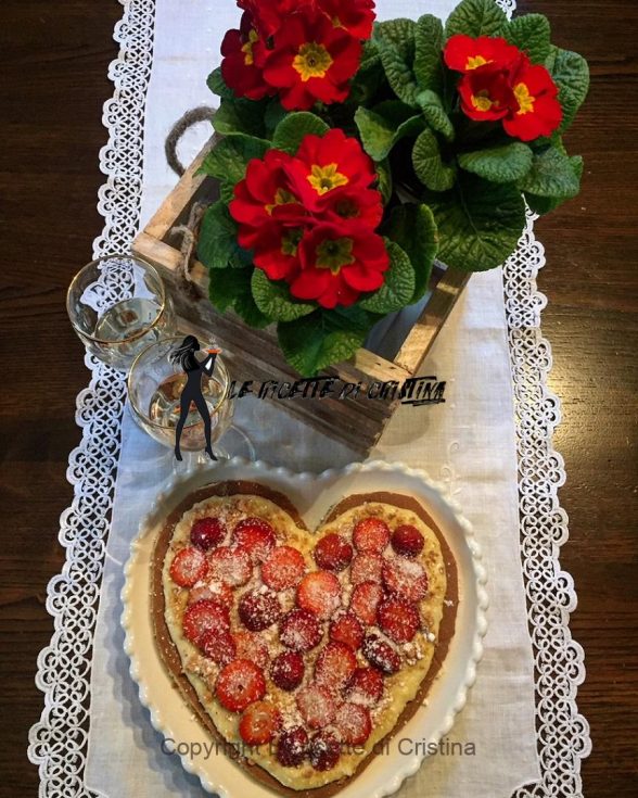 Ricetta della torta con crema frangipane al cocco, fragole e crumble di amaretti Ricetta della torta con crema frangipane al cocco, fragole e crumble di amaretti