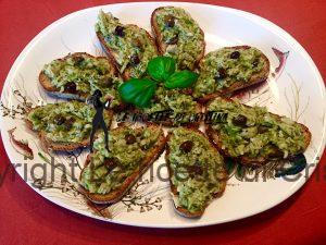 Bruschette con pesce persico, porri e taggiasche