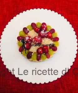 Torta di crema all'ananas con uva e fragole