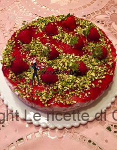 Torta di miglio, orzo e avena allo yogurt con fragole e pistacchi (Sentieri di fragole)