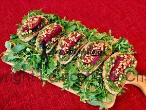 Bruschette di tartare di manzo con pinoli tostati e pesto di rucola