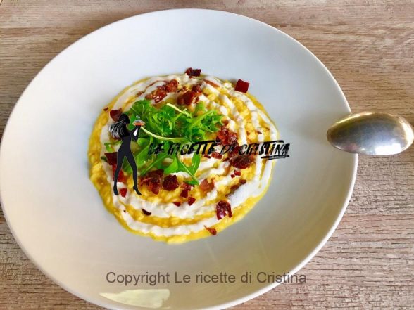 Ricetta del risotto allo zafferano con crema di stracciatella, rucola e chips di San Daniele Ricetta del risotto allo zafferano con crema di stracciatella, rucola e chips di San Daniele