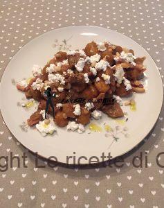 Gnocchi di zucca ai pocini e ricotta con speck e pinoli