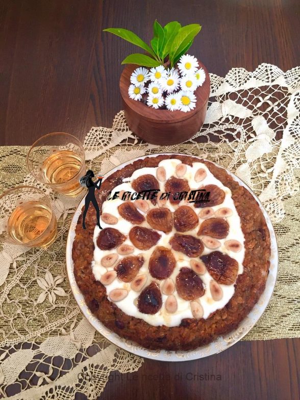 Ricetta della torta di farro e cornflakes con uva bianca, mele, yogurt greco, fichi e mandorle tostate