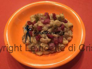 Gnocchi alla crema di puntarelle e cannellini con salame toscano