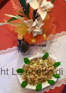 Insalata di orzo e verdure con frutti di mare e pesto alla genovese
