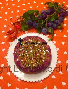 Torta rovesciata di susine e pistacchi