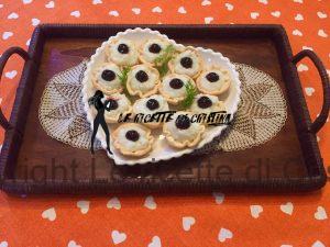 tartellette alla crema bianca di finocchio e mandorla con amarene
