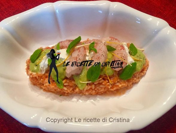 Ricetta del riso al pomodoro con guacamole, burrata, gamberi e limone candito Ricetta del riso al pomodoro con guacamole, burrata, gamberi e limone candito