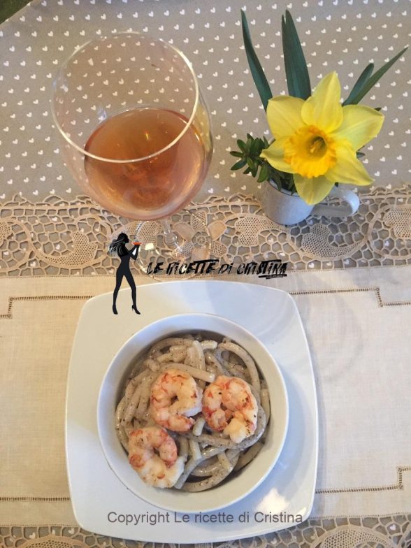 Ricetta dei pici cacio e pepe al profumo di tartufo con gamberi scottati alla piastra Ricetta dei pici cacio e pepe al profumo di tartufo con gamberi scottati alla piastra