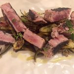 Tagliata di tonno fresco al sesamo nero con carciofi all'aglietto e olio al prezzemolo