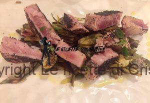 Tagliata di tonno fresco al sesamo nero con carciofi all'aglietto e olio al prezzemolo