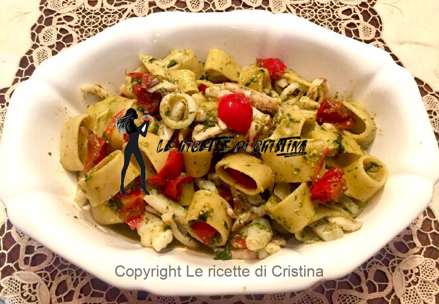 Calamarata con datterini e pesto di rucola
