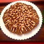 Torta di farro e mele con semi, sciroppo d'acero e sbriciolata di amaretti
