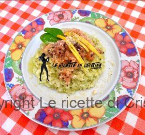 Risotto al pesto cremoso con salmone fresco, scorzette di limone e "parmigiano" di mandorle