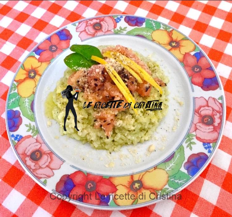 Ricetta del risotto al pesto cremoso con salmone fresco, scorzette di limone e “parmigiano” di mandorle
