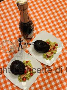 Maccheroncini con avocado, gamberi e pomodorini
