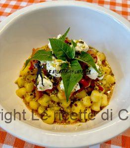 Chicche di patate con peperoni, basilico e quenelles di ricotta al pistacchio