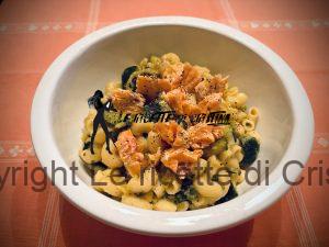 Maccheroncini con porri, patate, zucchine e salmone al forno