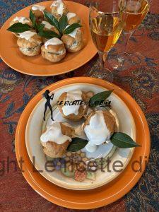 Bigné salati ripieni di stufato di pollo e porcini in crema calda di parmigiano