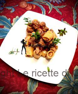 Mezze maniche con straccetti di faraona al Marsala, castagne e datteri