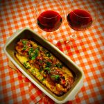 Arrosto di patate e scamorza con chili ai peperoni e besciamella alla curcuma