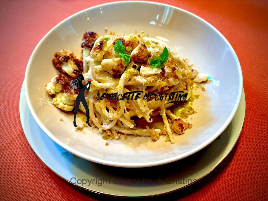 Spaghetti di Gragnano con baccalà mantecato, cavolfiore bruciato e briciole
