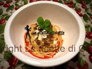 Spaghettoni aglio, olio e peperoncino con crema di peperoni abbrustoliti, alici e Primosale