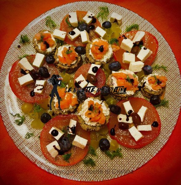 Ricetta delle cialdine di avena e grano saraceno farcite di salmone e caprino alle erbe con insalata di caco mela, primo sale, uva bianca, mirtilli e taggiasche Ricetta delle cialdine di avena e grano saraceno farcite di salmone e caprino alle erbe con insalata di caco mela, primo sale, uva bianca, mirtilli e taggiasche