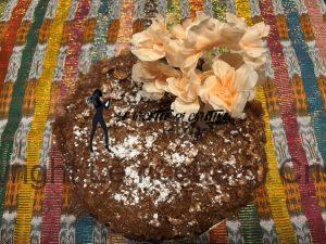 Torta-di-cioccolato-e-nocciole-con-crema-di-ricotta-e-albicocche-e-sbriciolata-di-amaretti